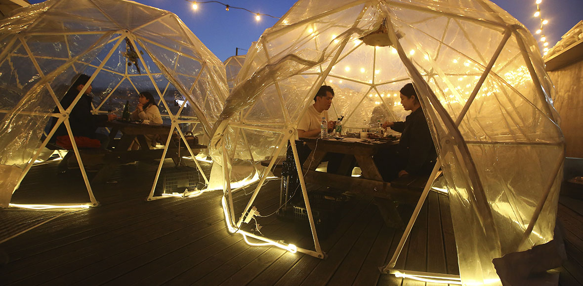 Δείπνο μέσα σε προστατευτική “φούσκα”